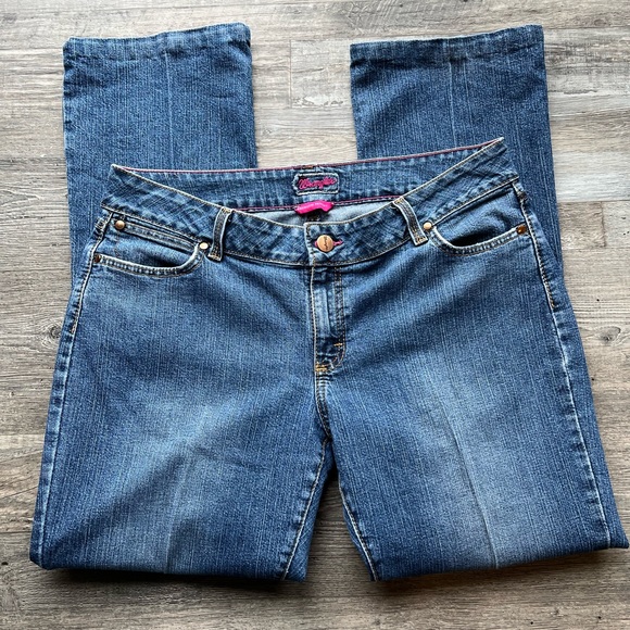 Super Cute Wrangler Jeans - Picture 2 of 6